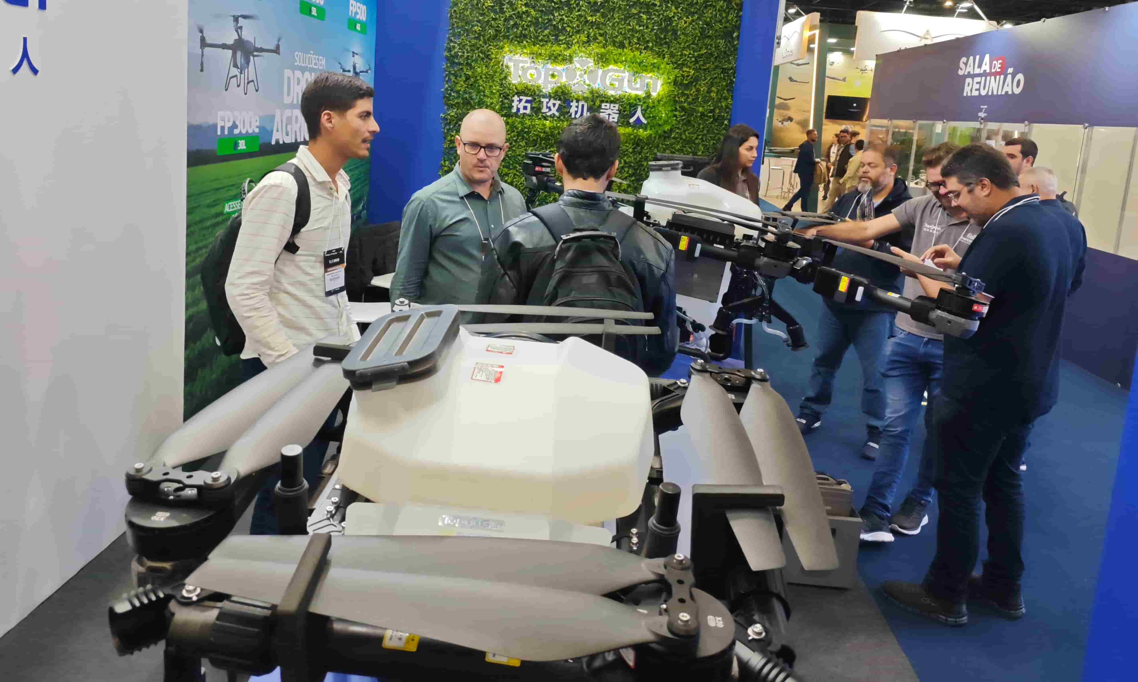 Drone agrícola da TopXGun na DroneShow 2025 no Brasil