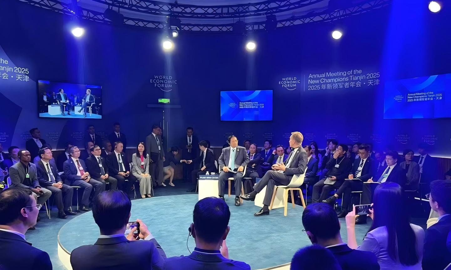 Zhang Yu, CEO da TopXGun Robotics, participa do Fórum de Davos de Verão de 2025