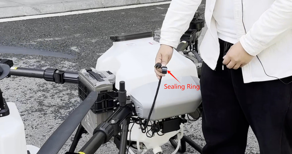 When switching spraying and spreading mode, some clients remove the sealing ring for the convenience of connecting the adapter cable, which may cause a short-circuit situation, actually the sealing ring has a waterproof role.