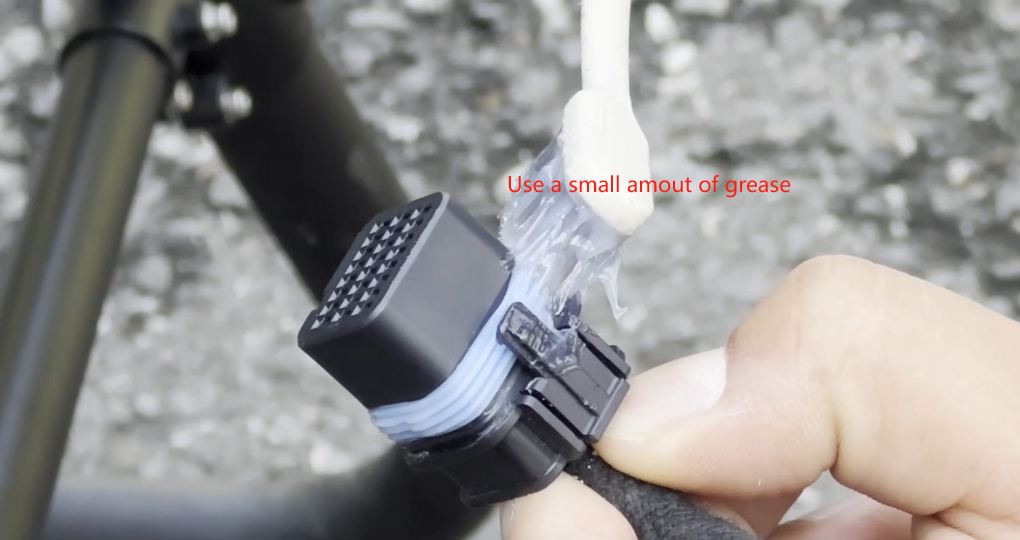 If the connection is not smooth, you can apply a small amount of grease.