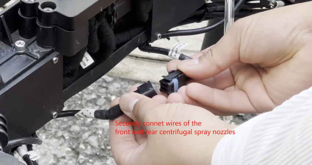 After replacing the broadcast, the connecting wires of the front and rear centrifugal spray nozzles should be docked to prevent dust from entering when broadcasting, resulting in malfunctioning of the interface after switching sprays.